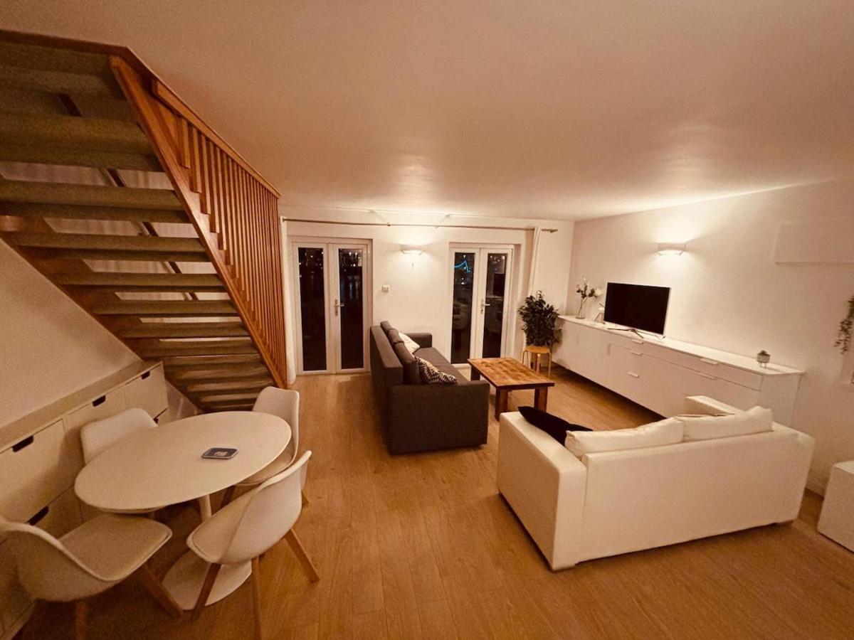 2 Bed Overlooking The Marina, Tower Bridge!